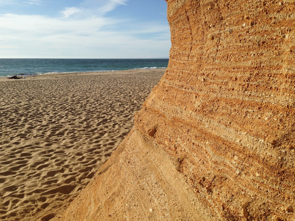 Braune Felsformation auf braunem Sand tagsüber