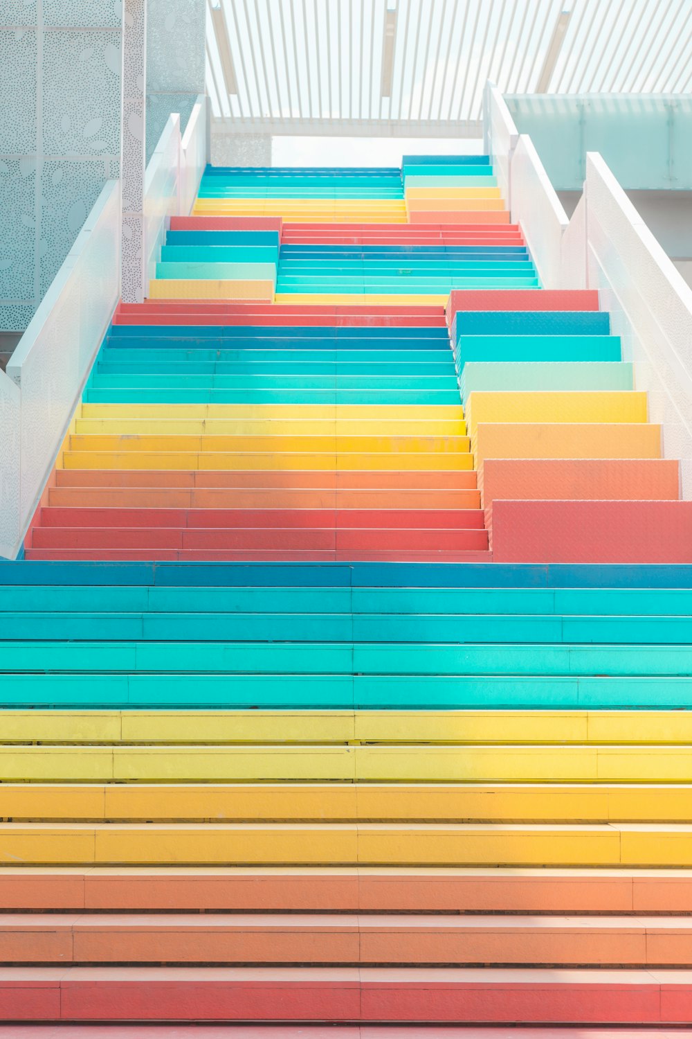 Escalier en béton bleu, jaune et blanc