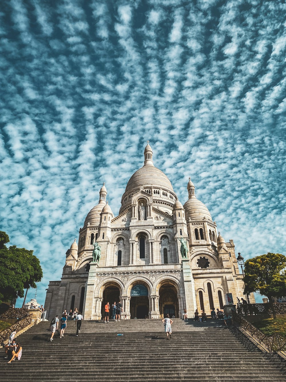 edifício de concreto bege sob o céu azul durante o dia