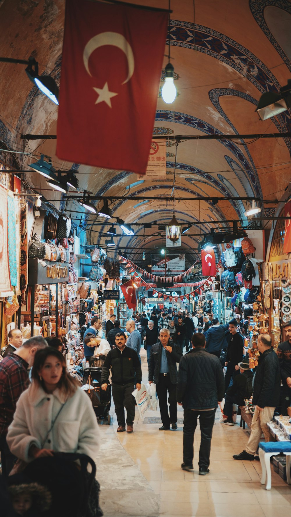 persone che camminano sul mercato durante il giorno