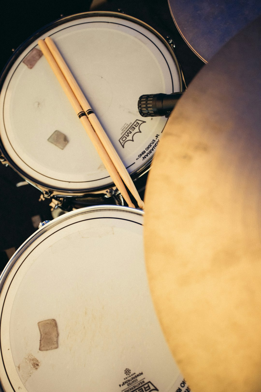 white and brown drum set