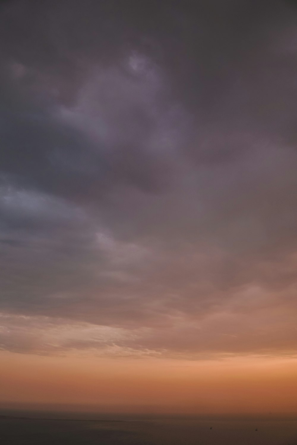 nuvens cinzentas e céu azul