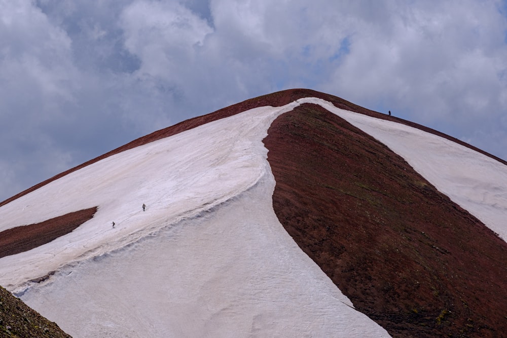 Montaña cubierta de nieve blanca bajo el cielo azul durante el día