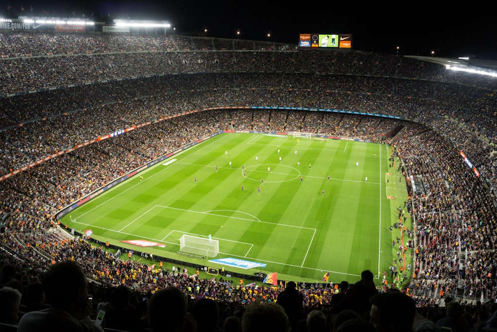 Gente viendo un partido de fútbol en el estadio