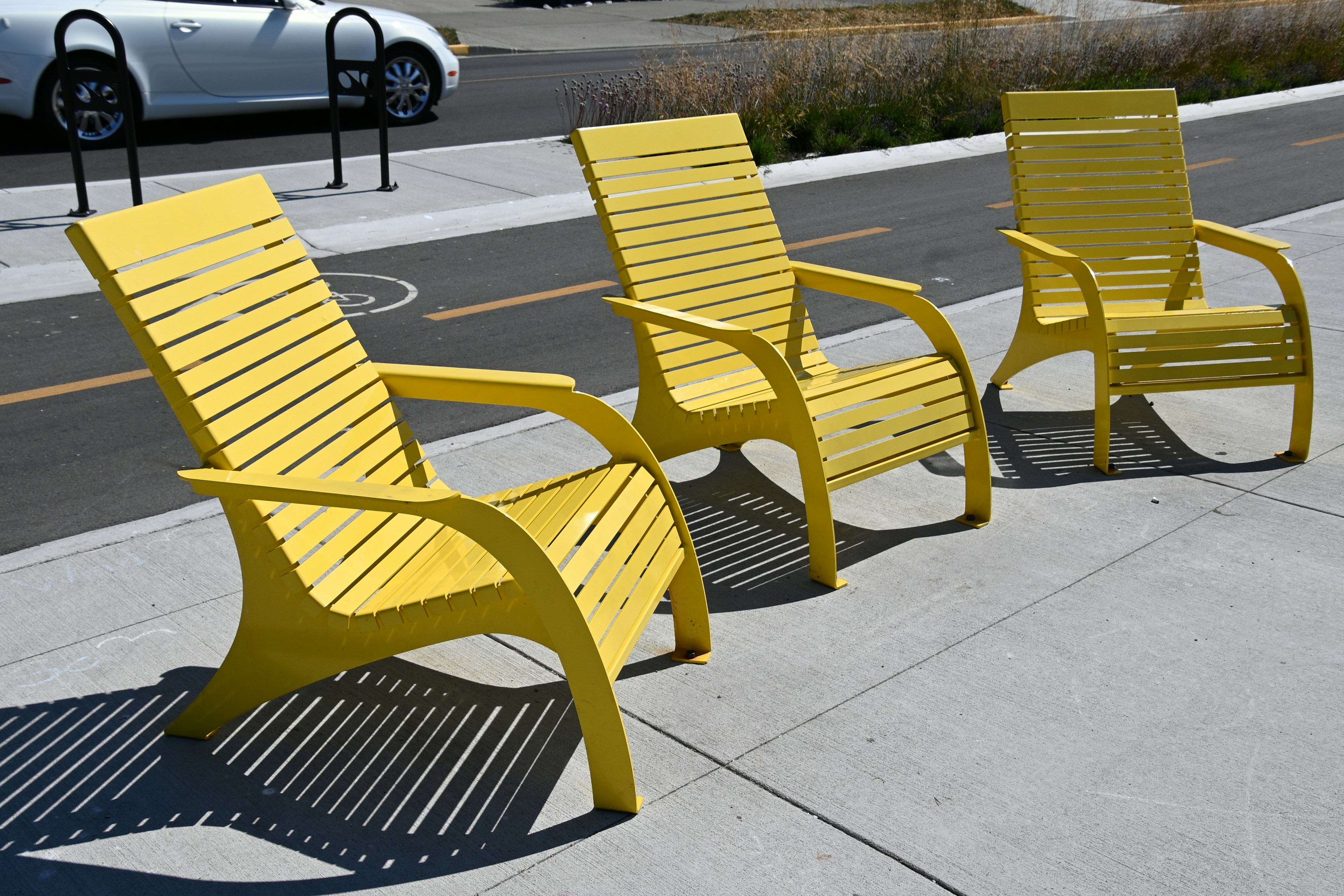 Poltrona in legno marrone su pavimento in cemento grigio