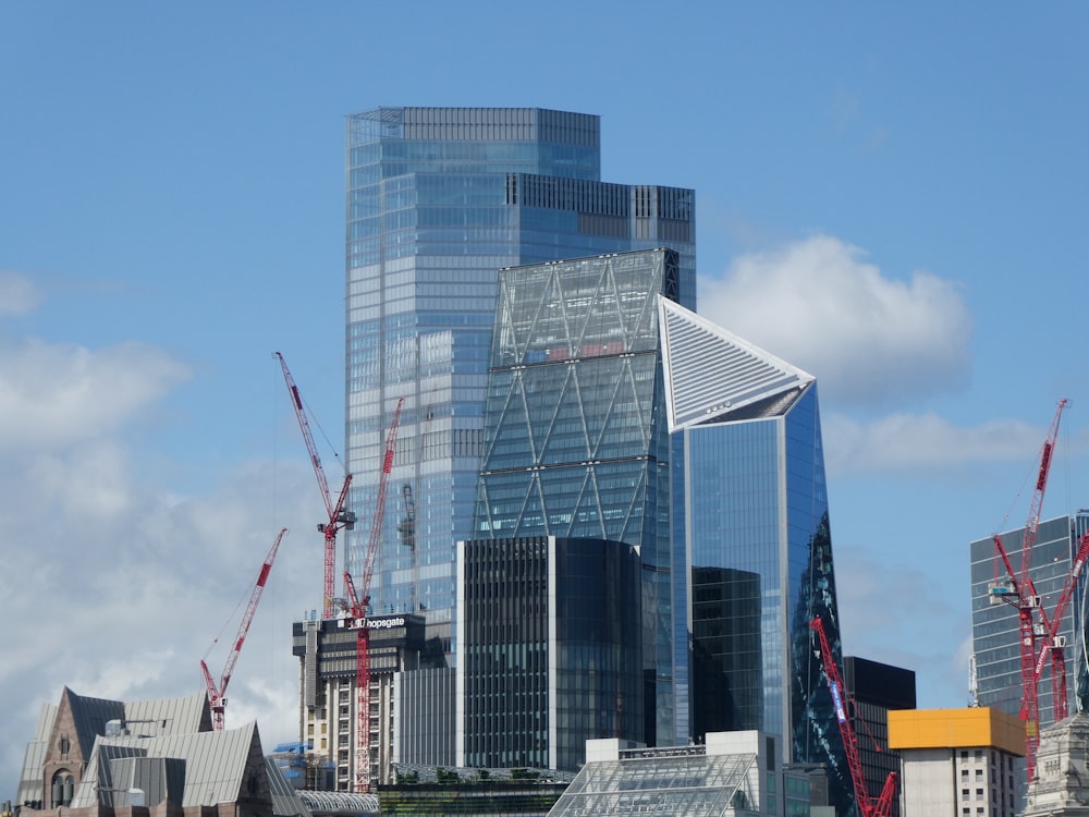 Edificio de gran altura con paredes de vidrio azul