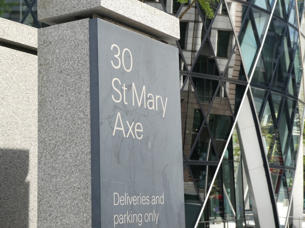 Un panneau sur le côté d’un bâtiment qui dit 30 St Mary Axe