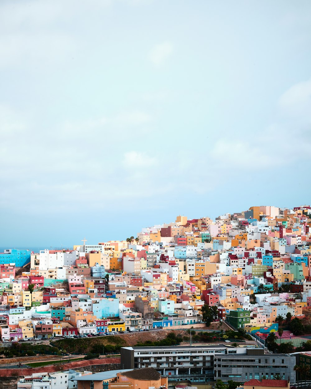 edifícios da cidade sob o céu azul durante o dia