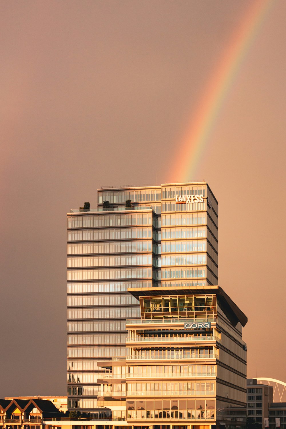 Weißbetongebäude tagsüber