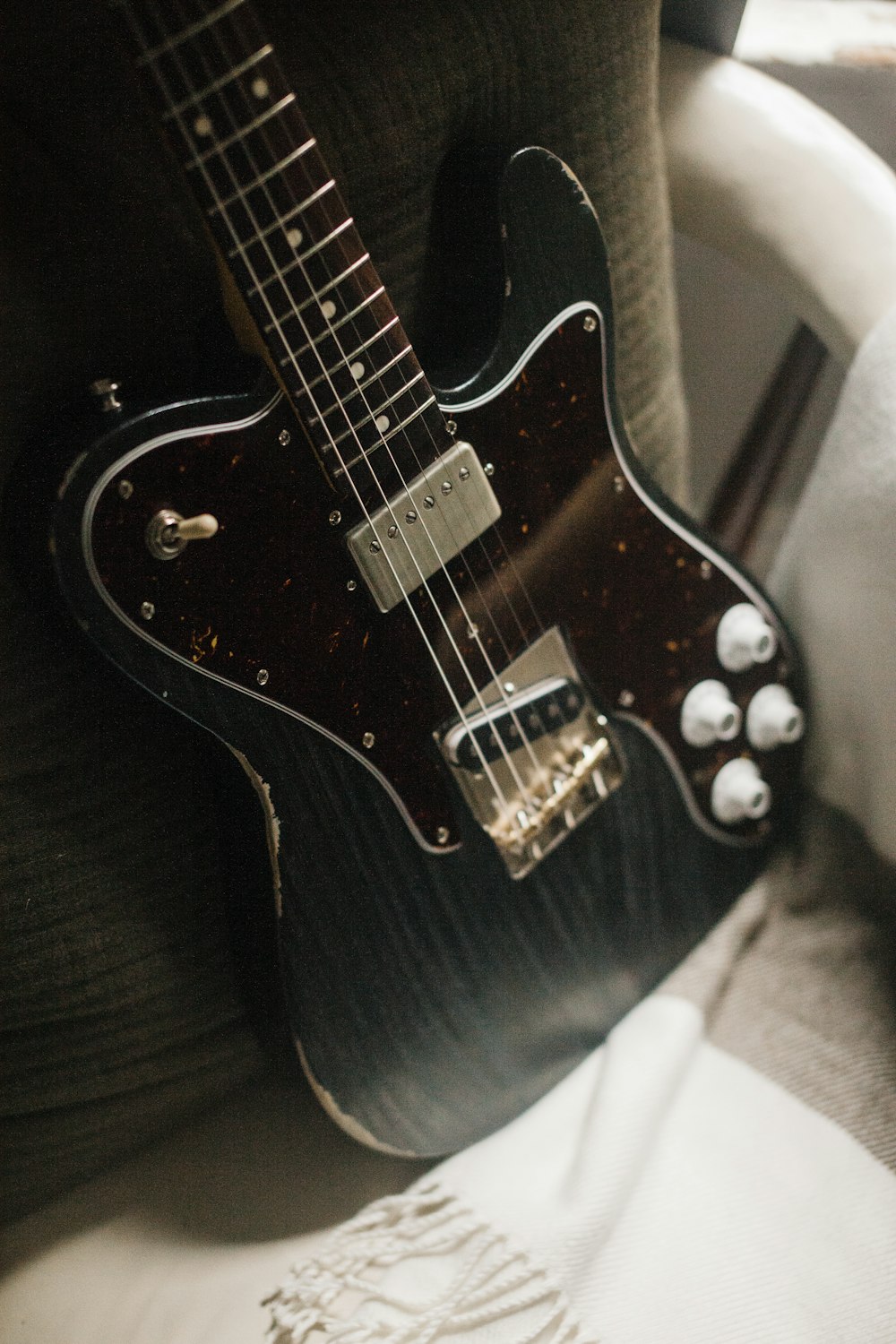guitarra elétrica stratocaster preto e branco