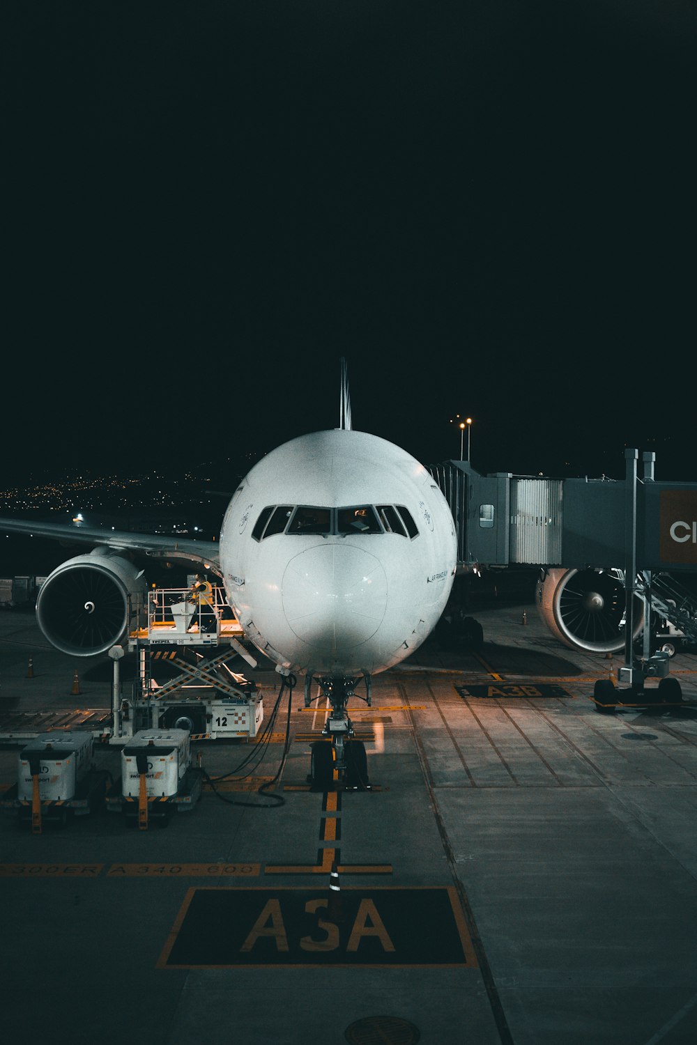 avião branco no aeroporto durante a noite