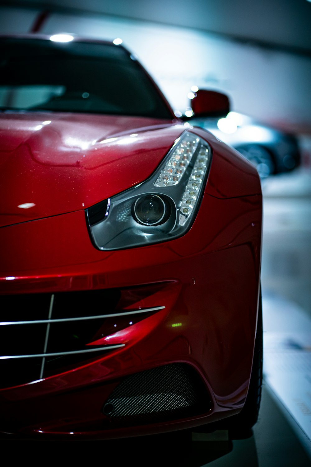 Coche Mercedes Benz rojo en fotografía de primer plano