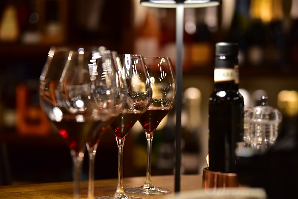 taça de vinho transparente na mesa de madeira marrom