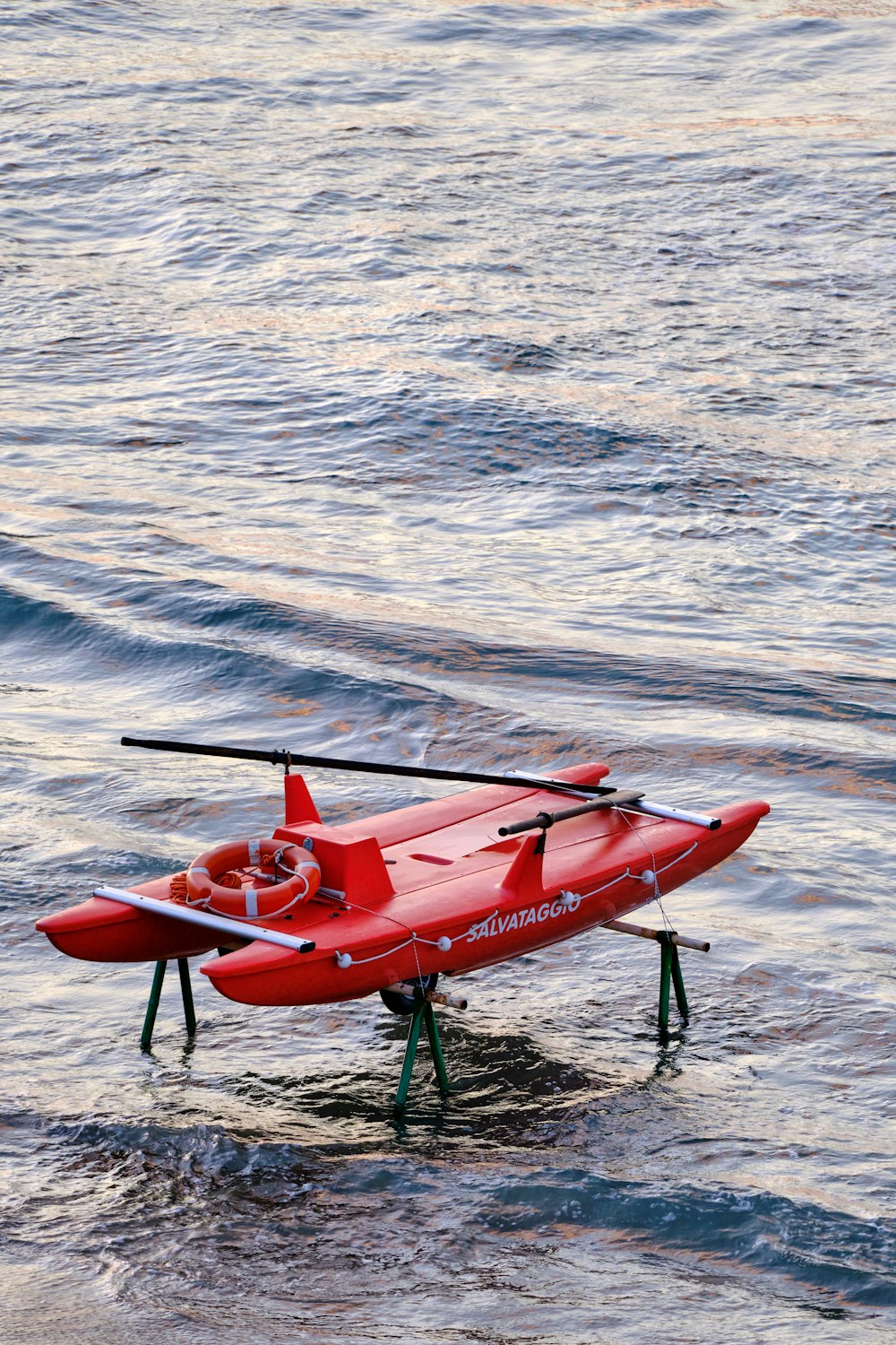Kayak rojo y negro en el mar durante el día