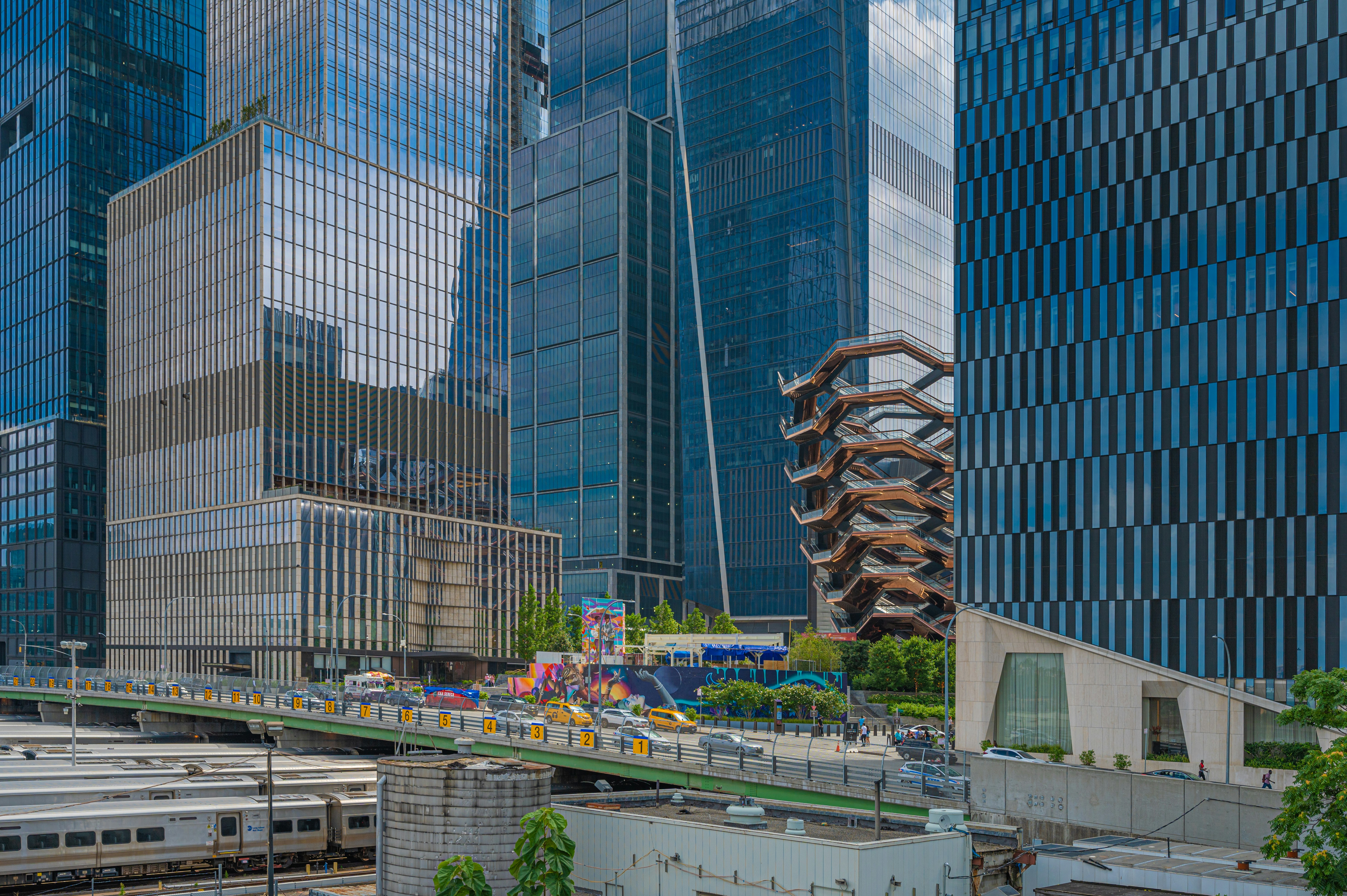edificio in cemento bianco e blu durante il giorno