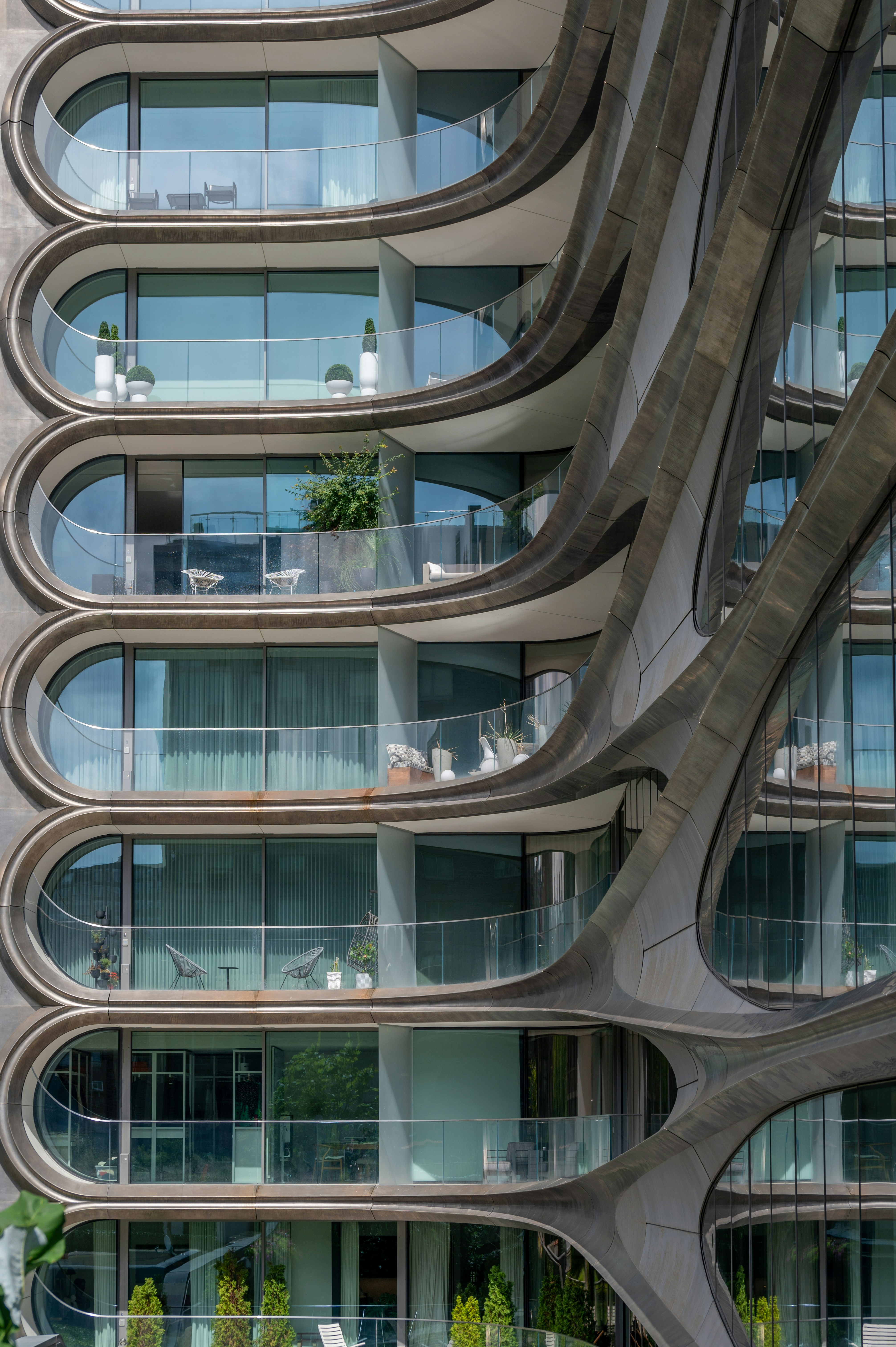 edificio in cemento bianco e marrone
