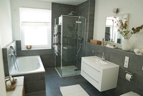 white ceramic bathtub near white bathtub