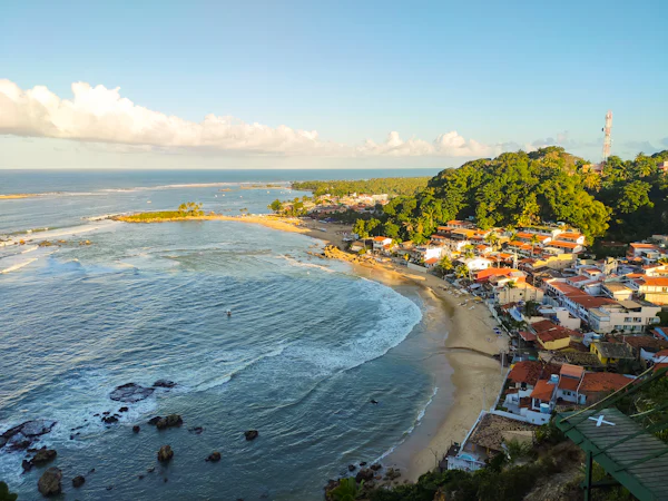 Vista aérea de Pitangueiras, com prédios à beira-mar