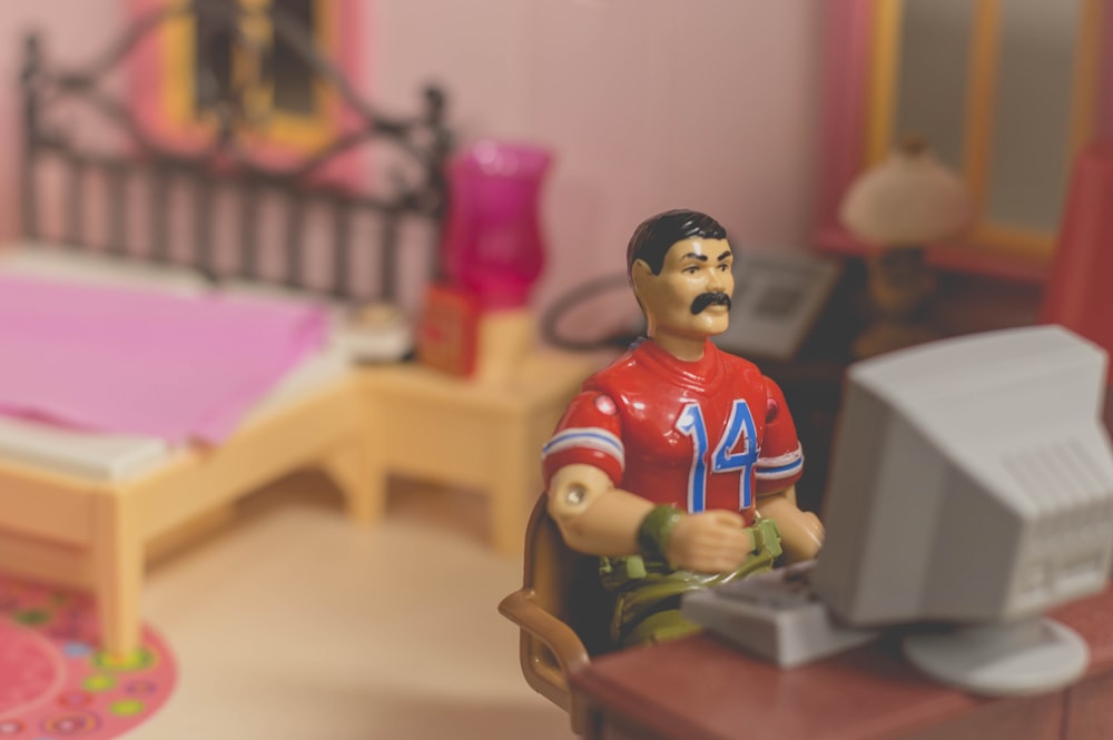 Figura de acción del hombre con camisa roja