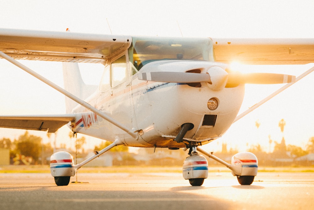 avião branco e marrom na estrada durante o dia