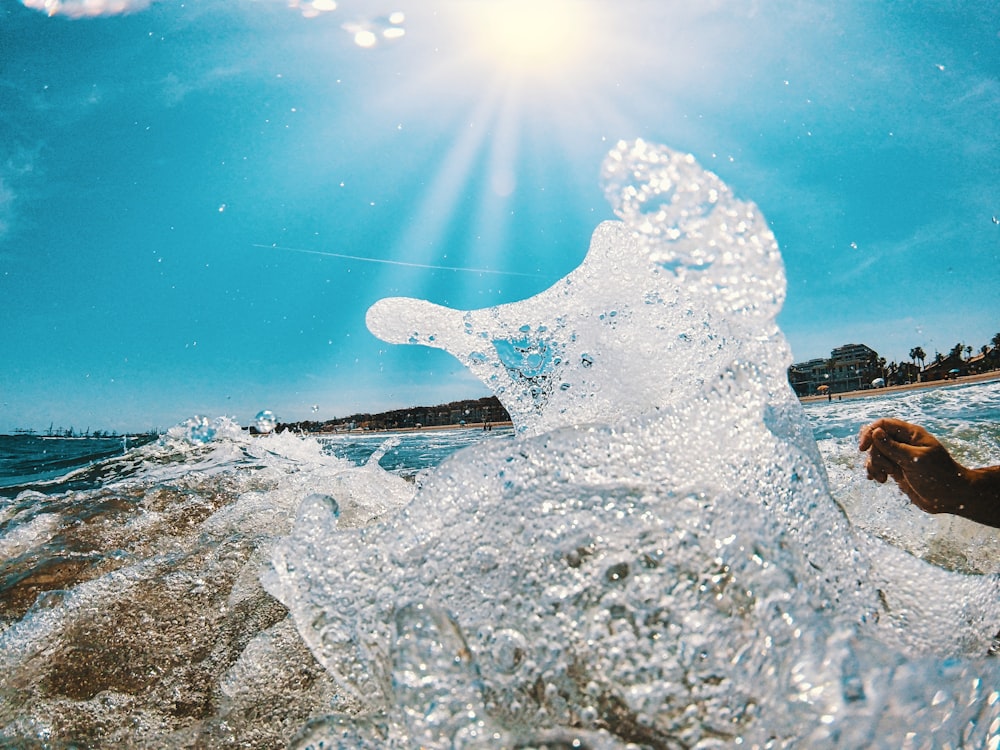 glace blanche sur roche grise pendant la journée