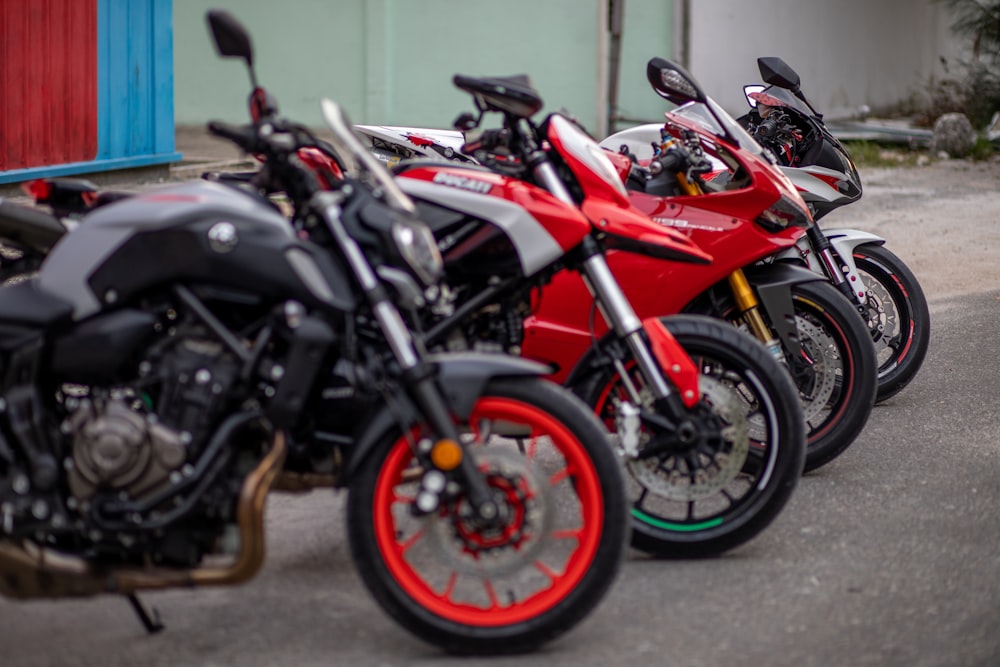 灰色のコンクリートの床に赤と黒のオートバイ