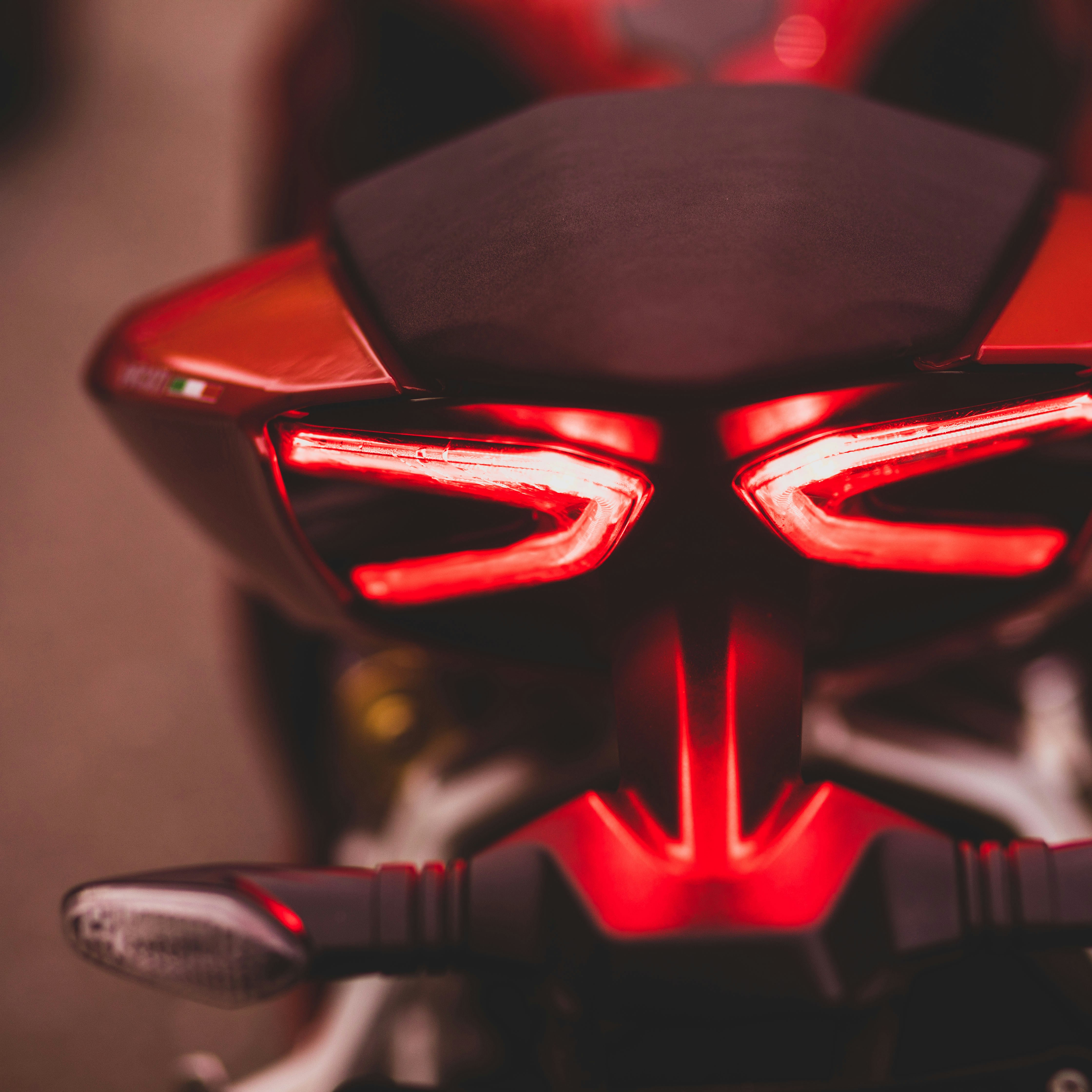 giocattolo di plastica rosso e nero