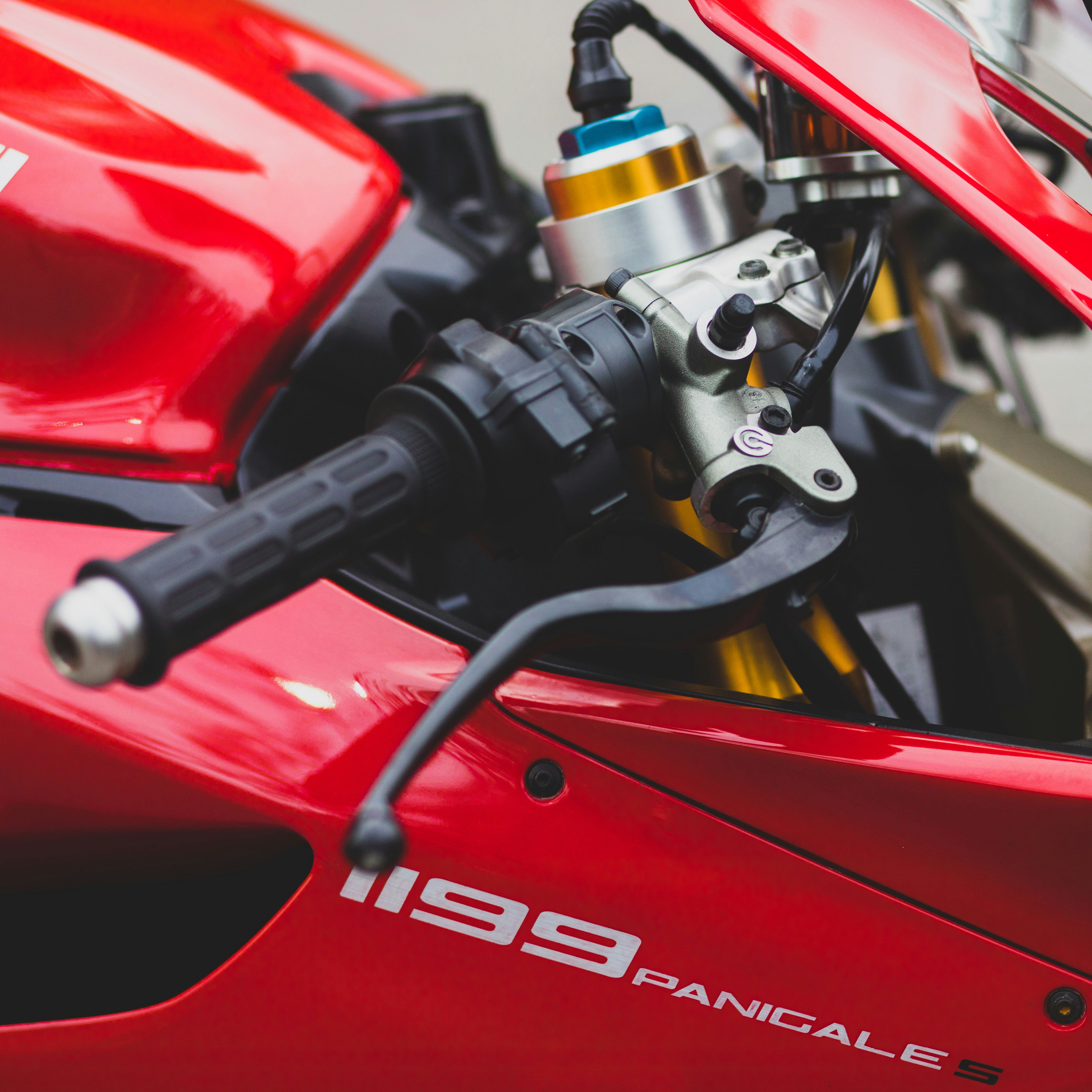 motore dell'auto rosso e nero