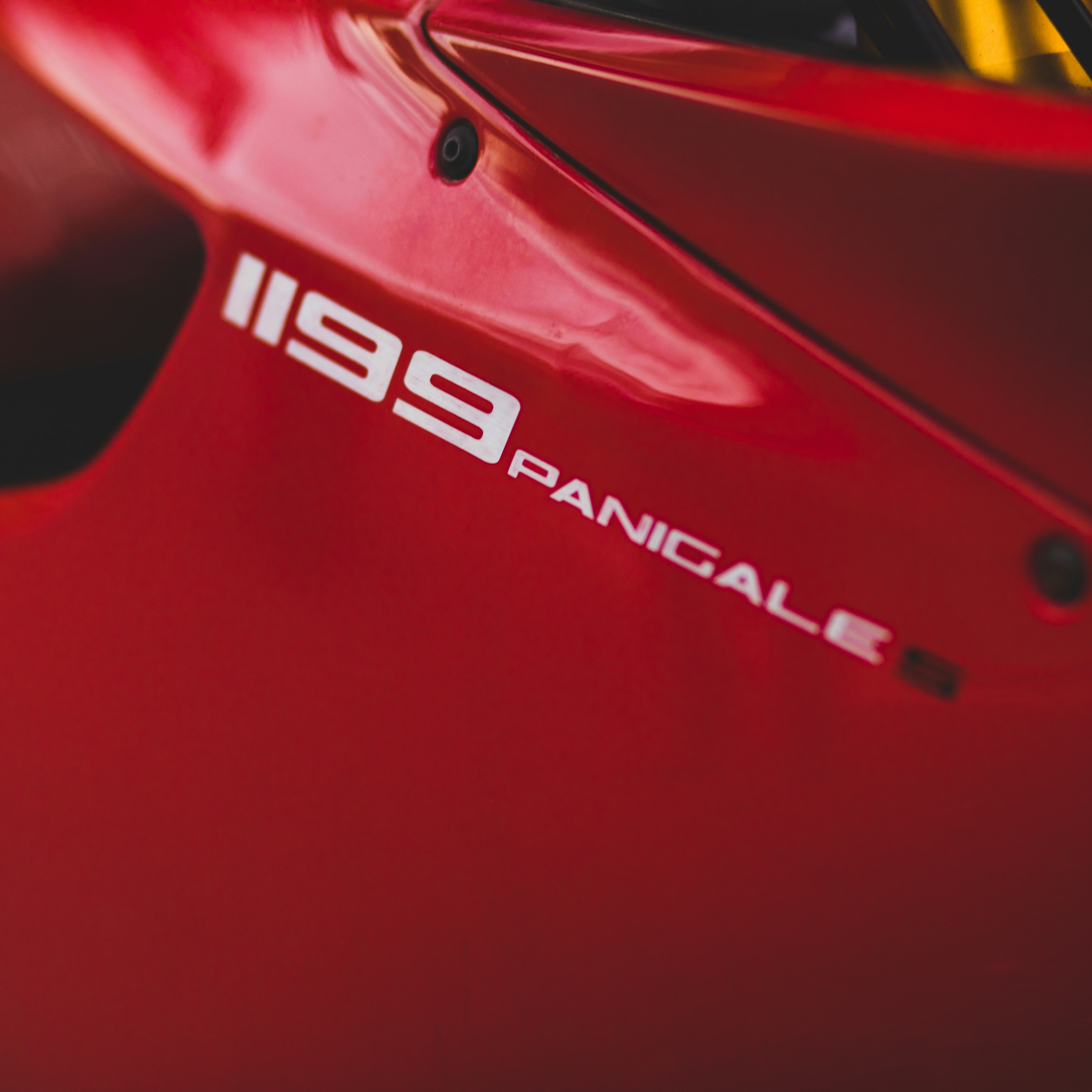 Auto Honda rossa e bianca