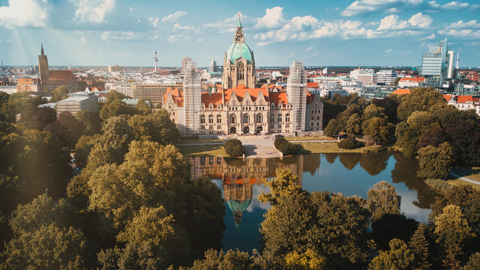 Historisches Gebäude an einem See mit Bäumen