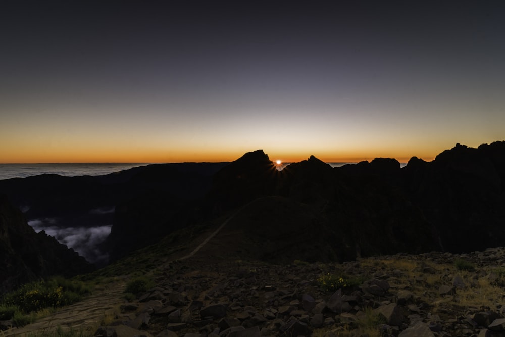 Silueta de la montaña durante la puesta del sol