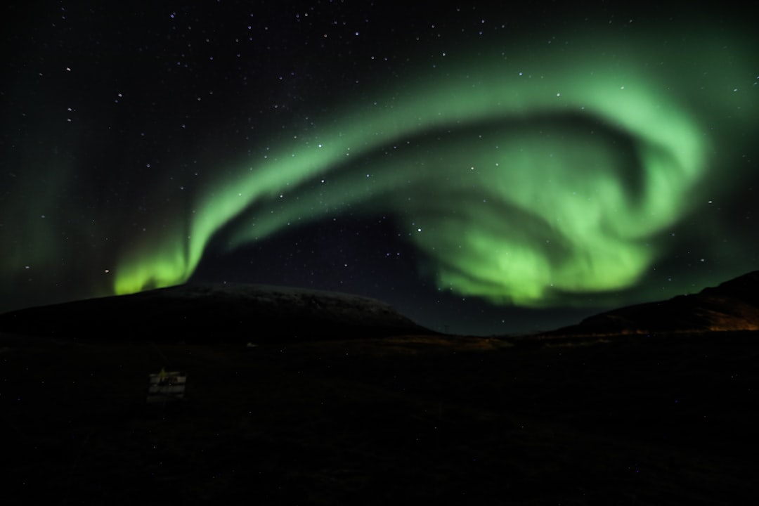 green and blue aurora lights