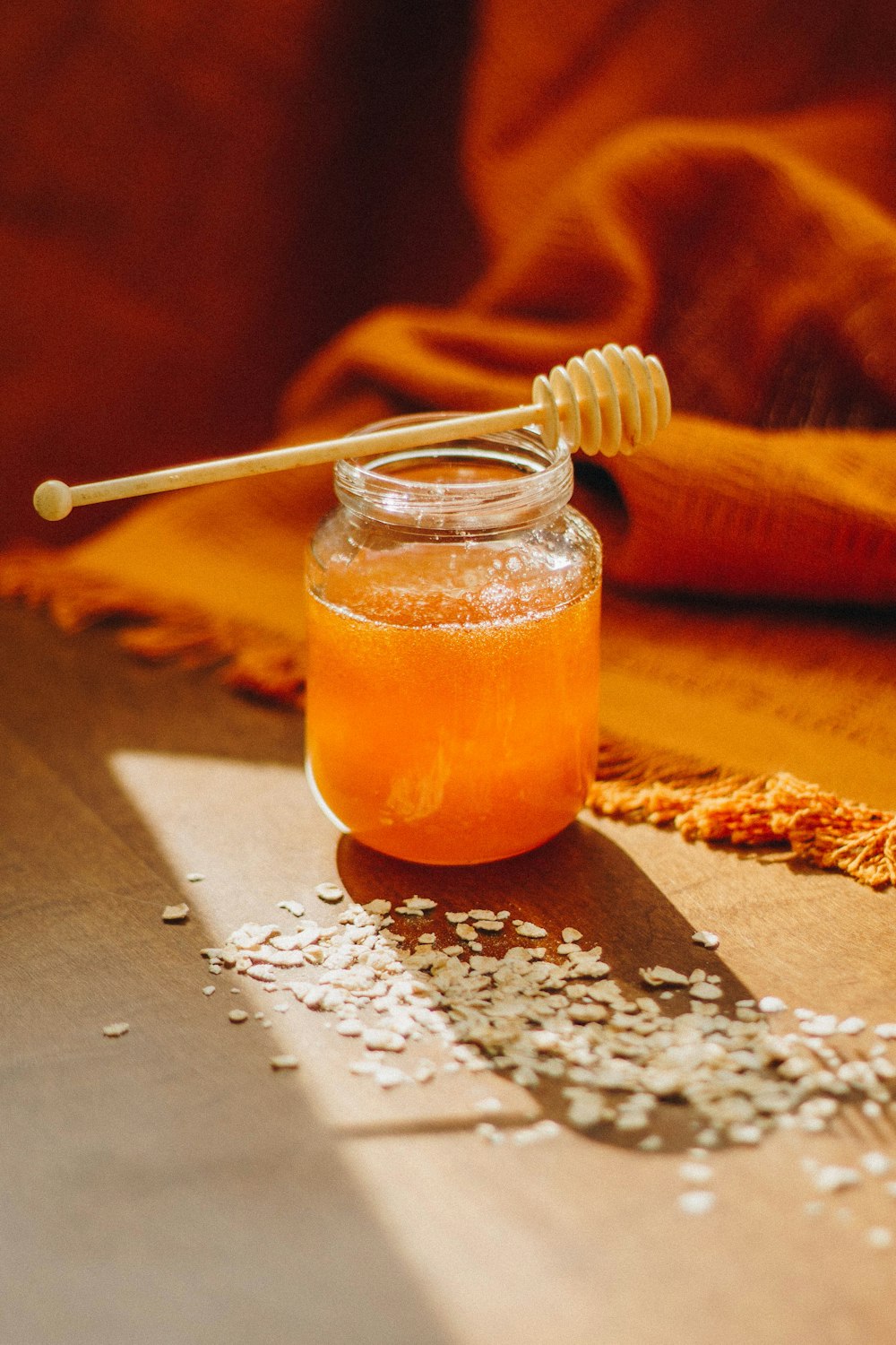 barattolo di vetro trasparente con liquido arancione