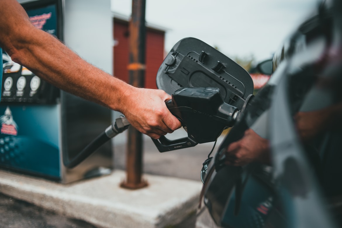 Gasolina fica mais cara com mudança de ICMS com alíquota fixa | by Erik Mclean (Unsplash)
