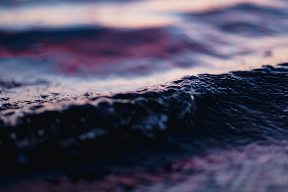 ondas de água em terra durante o dia