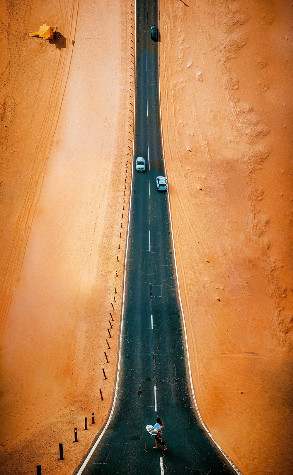 strada nera e grigia