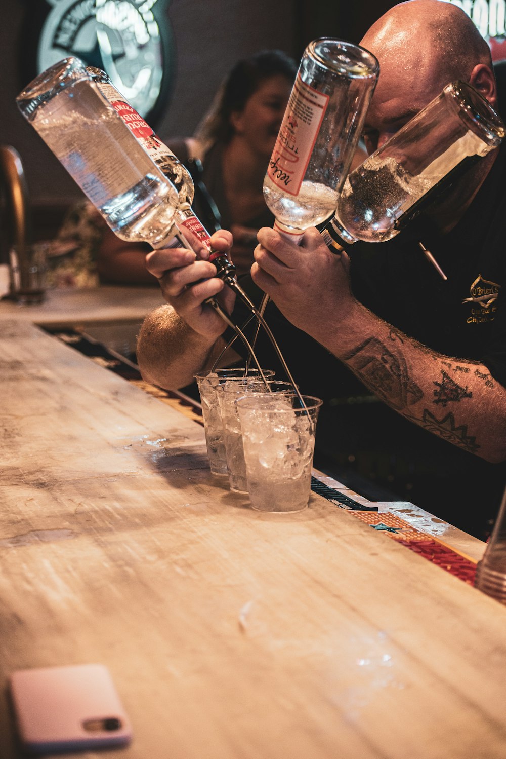 Persona sosteniendo un vaso transparente