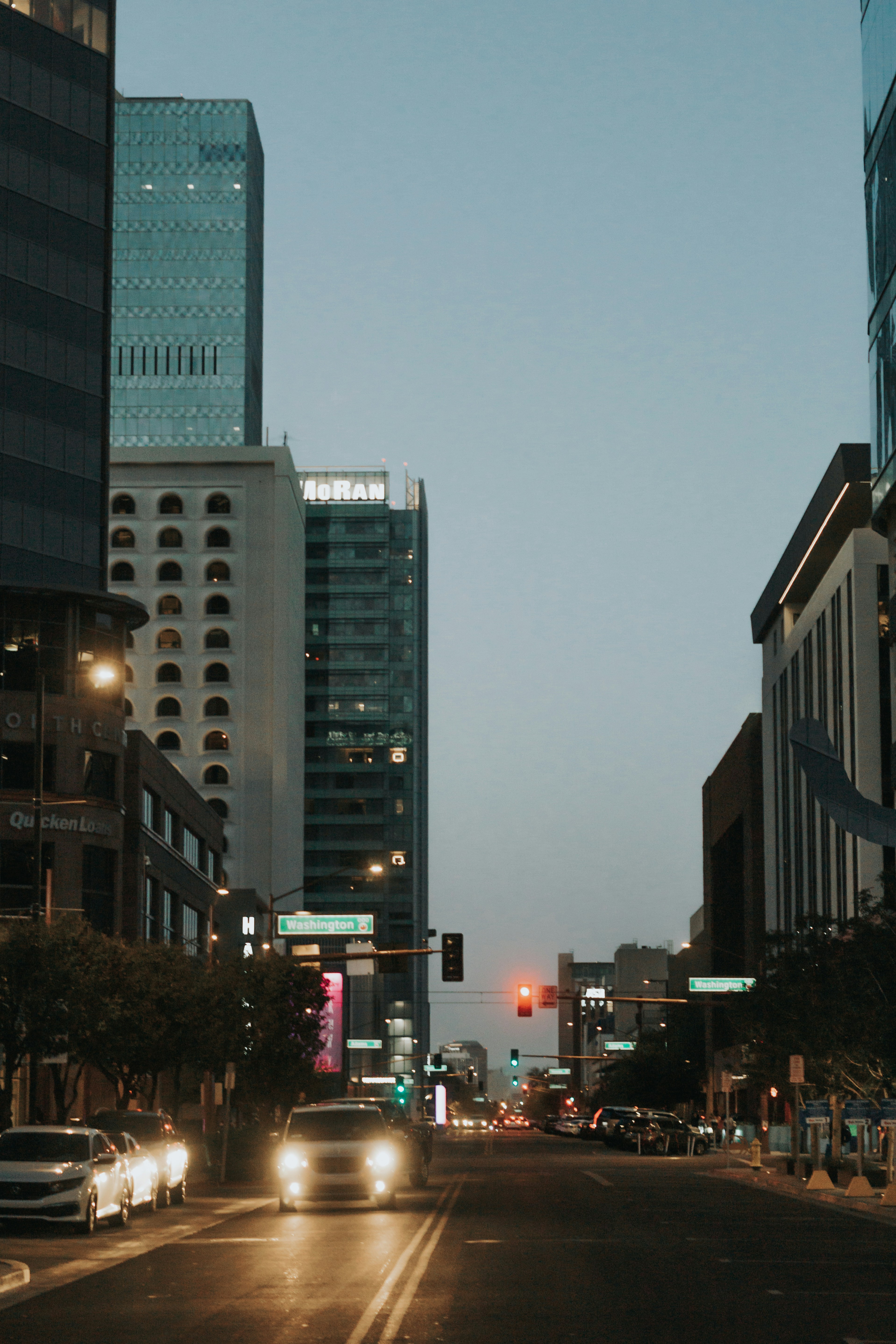 Autos, die nachts am Straßenrand in der Nähe von Hochhäusern geparkt sind