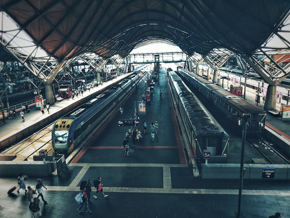 Gente caminando en la estación de tren