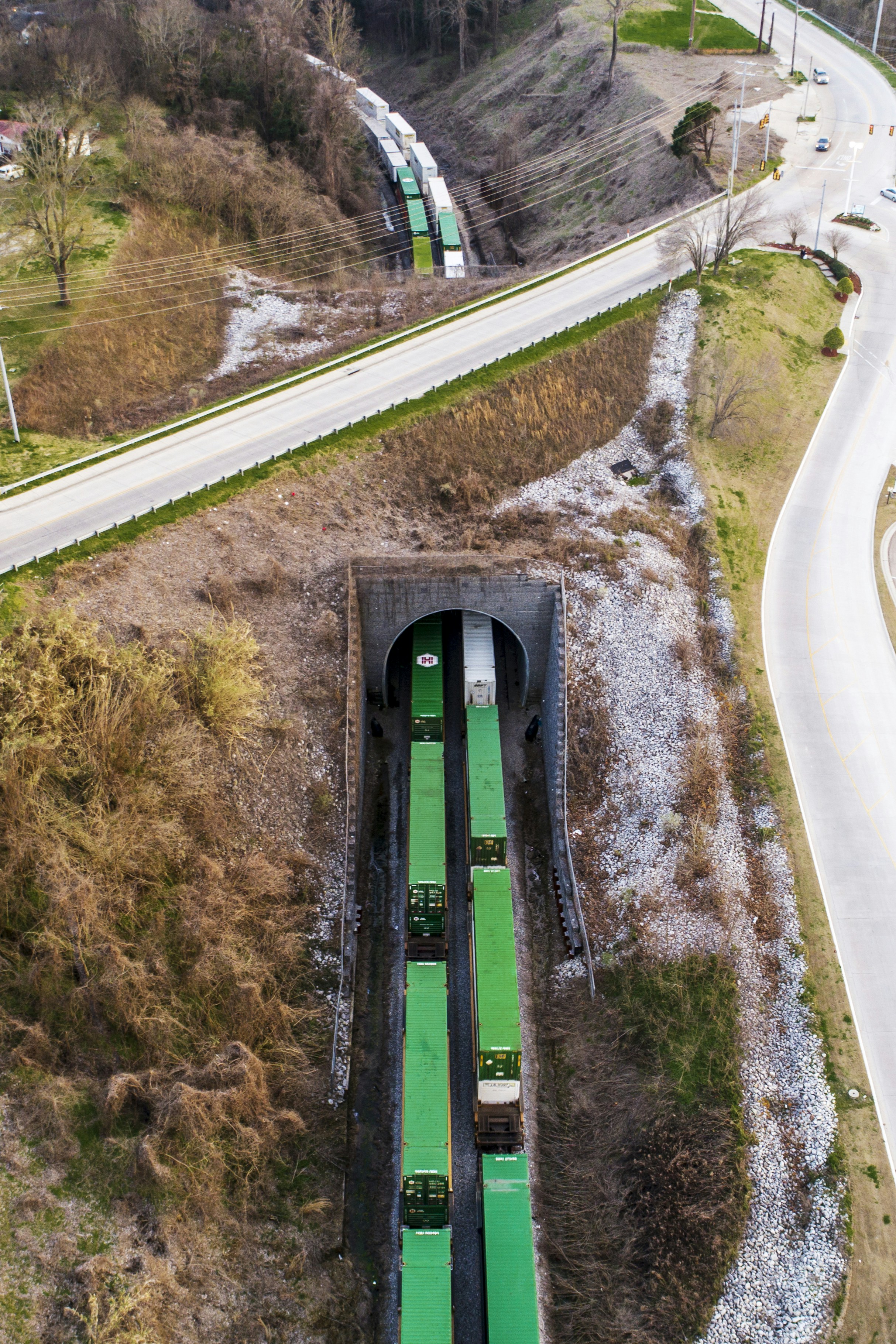 Grüner Zug tagsüber auf der Strecke