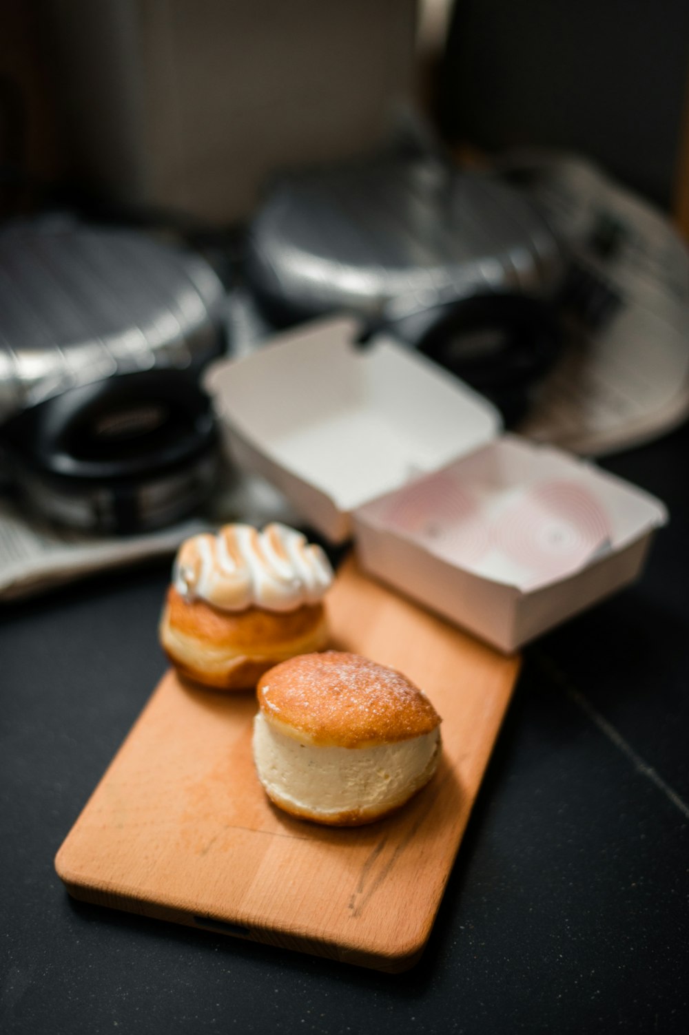 pão integral na tábua de cortar de madeira marrom