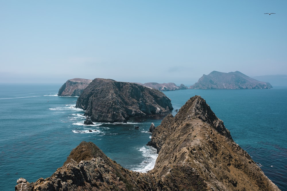 Formation rocheuse brune sur la mer pendant la journée