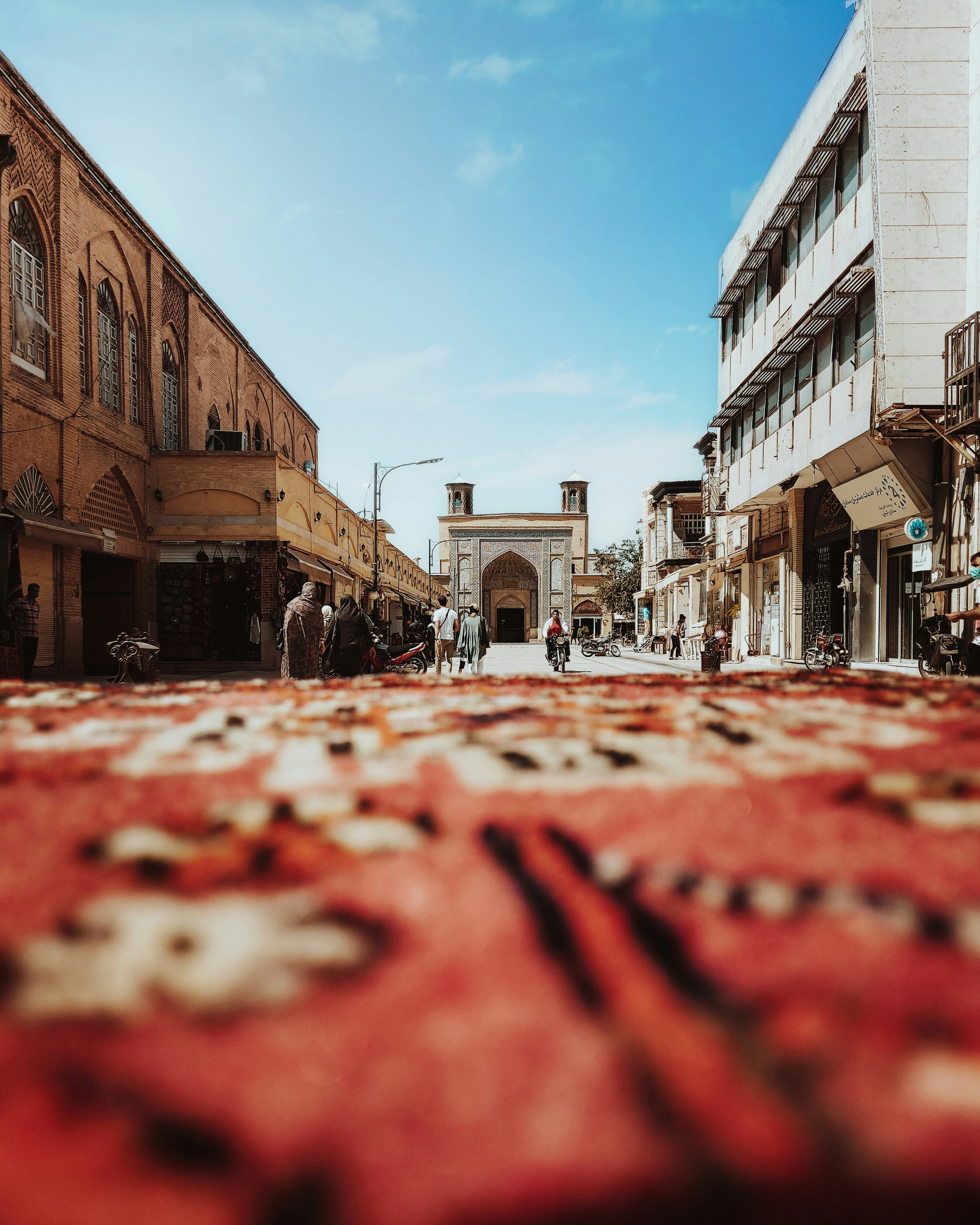 Bâtiments en béton brun et blanc sous un ciel bleu pendant la journée