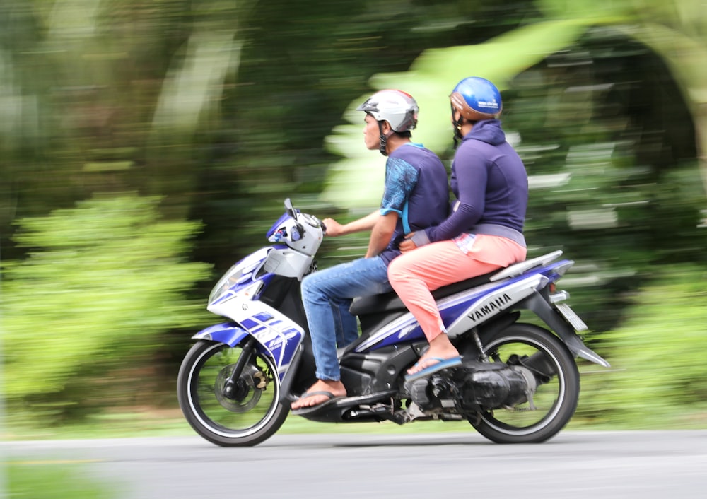 バイクに乗った2人の男性