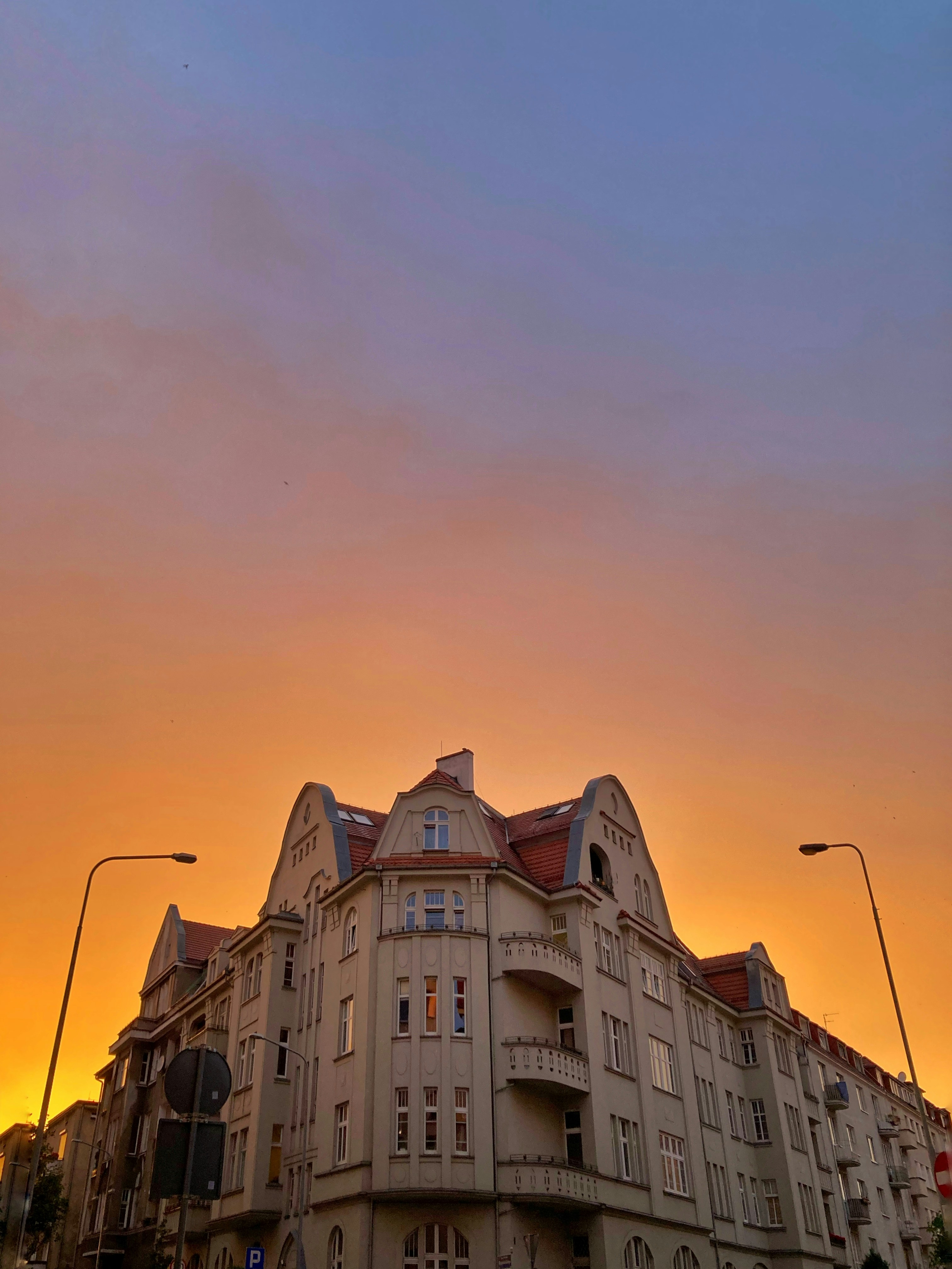 edificio in cemento marrone durante il giorno