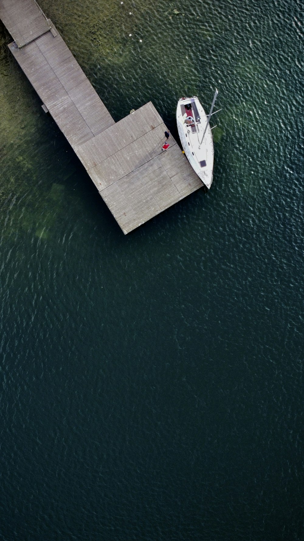 weißes Boot tagsüber auf dem Gewässer