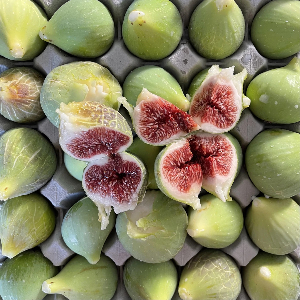 Figues violettes coupées
