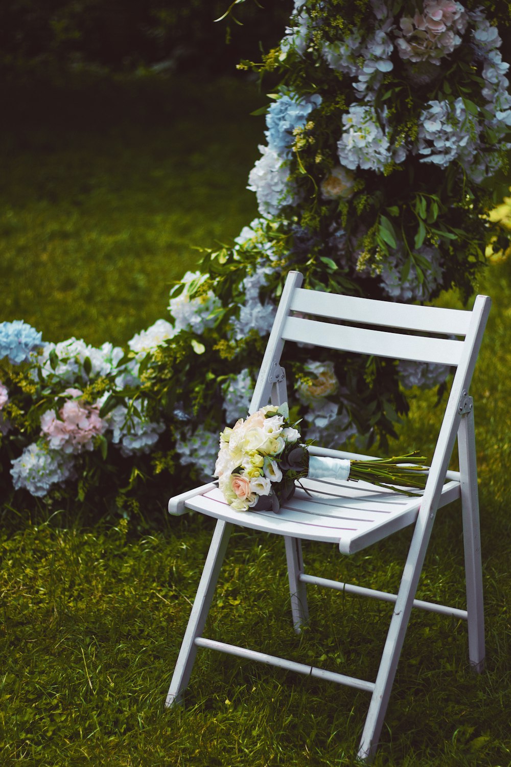 白い木製の椅子に白と黄色の花
