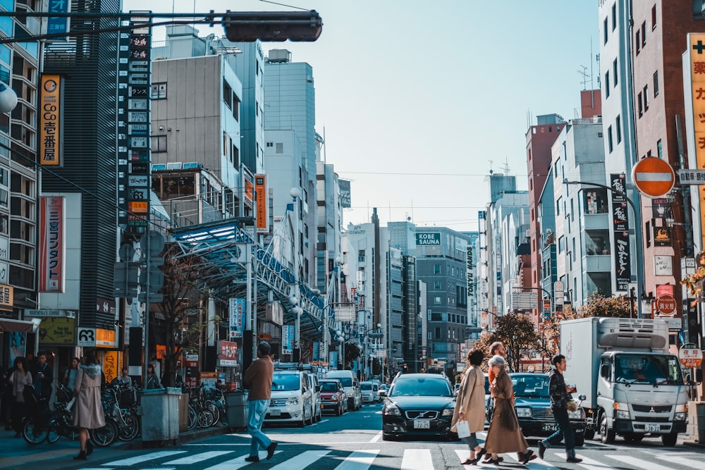 昼間、高層ビルと高層ビルの間を走る車