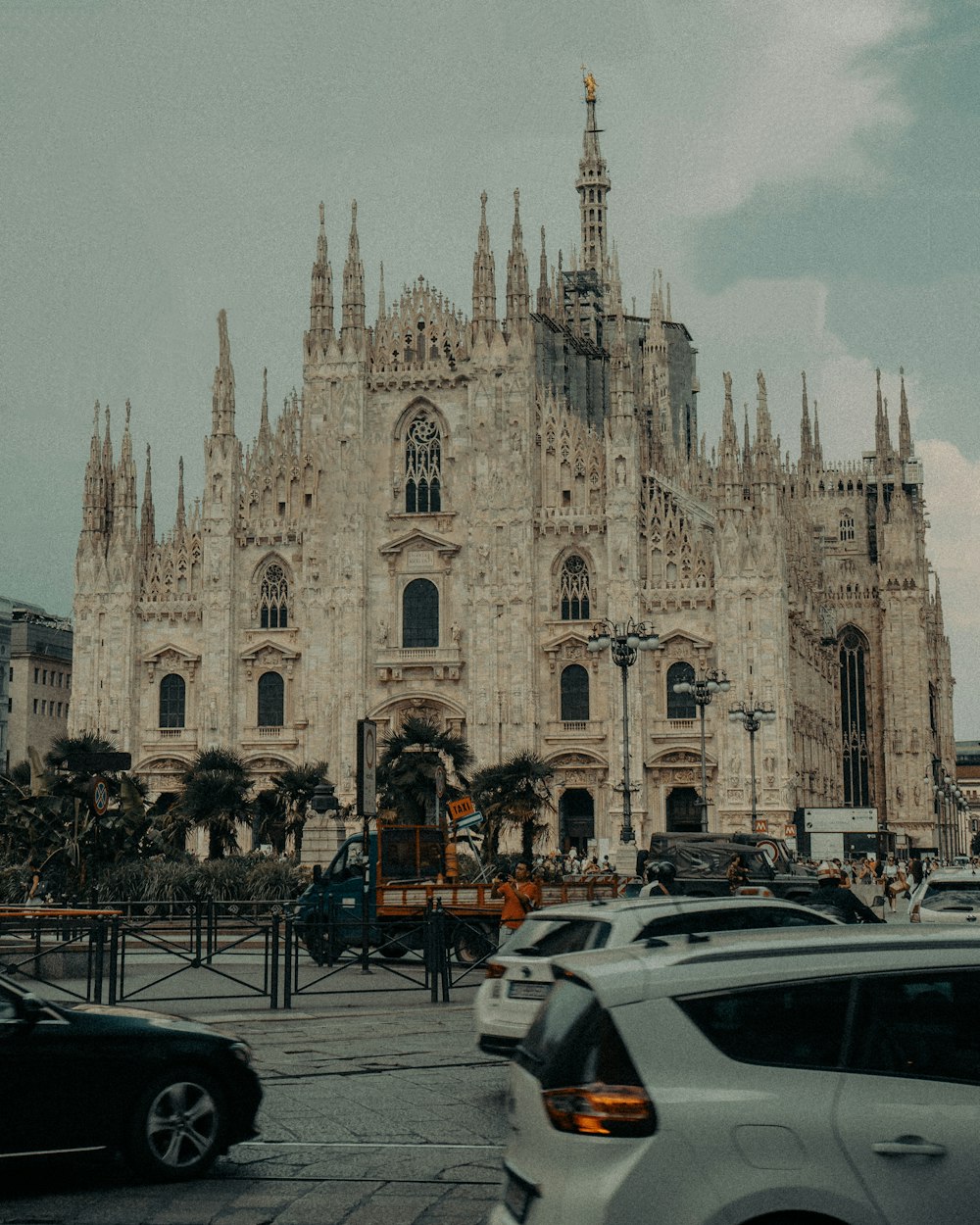 Auto parcheggiate davanti all'edificio in cemento beige durante il giorno